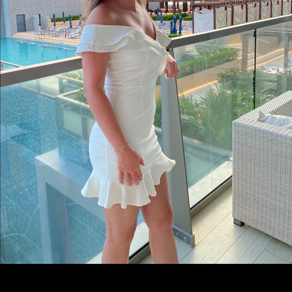 Selfie Leslie size M white ruffle mini dress